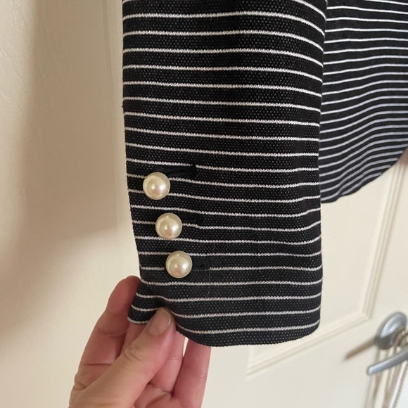 Never worn Ann Taylor size 4 blazer with pearl buttons - Picture 3 of 6